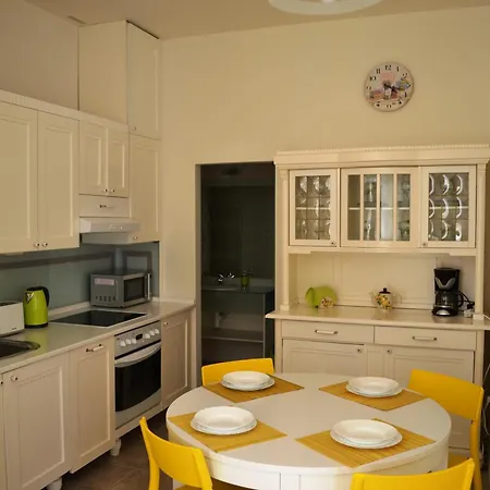 Sunflower 2bdr Flat By Ruterra Praha
